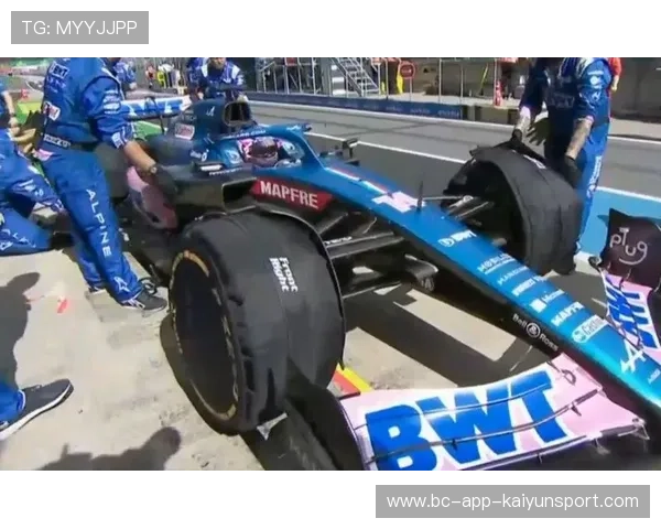 赛车起步熄火被全场超越