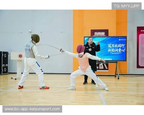 击剑对抗快攻，刺中红灯引爆欢呼的瞬间