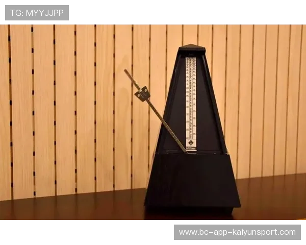 羽毛球选手的步伐像节拍器一样精准